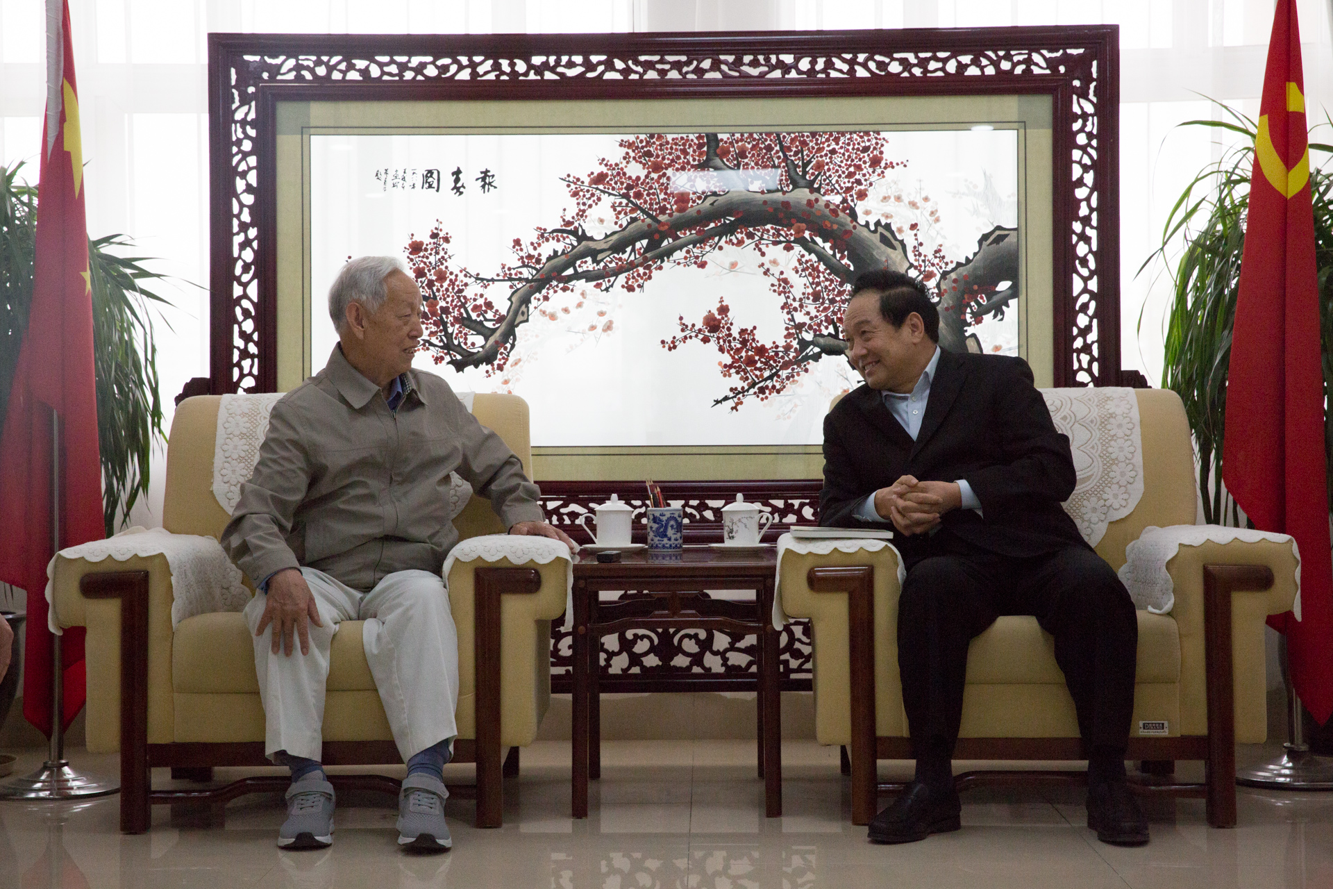 1牛书成书记与李其然校友亲切会谈.jpg
