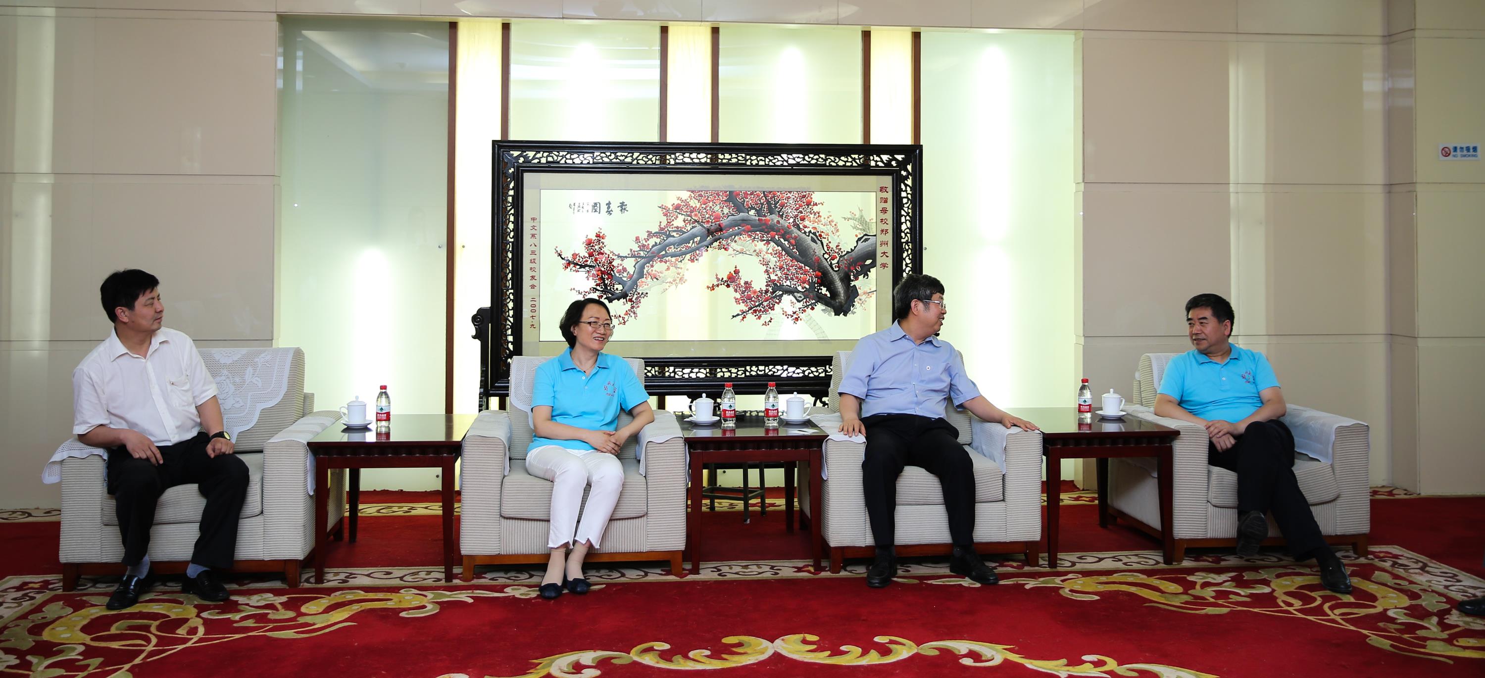 刘炯天校长会见校友-小.jpg
