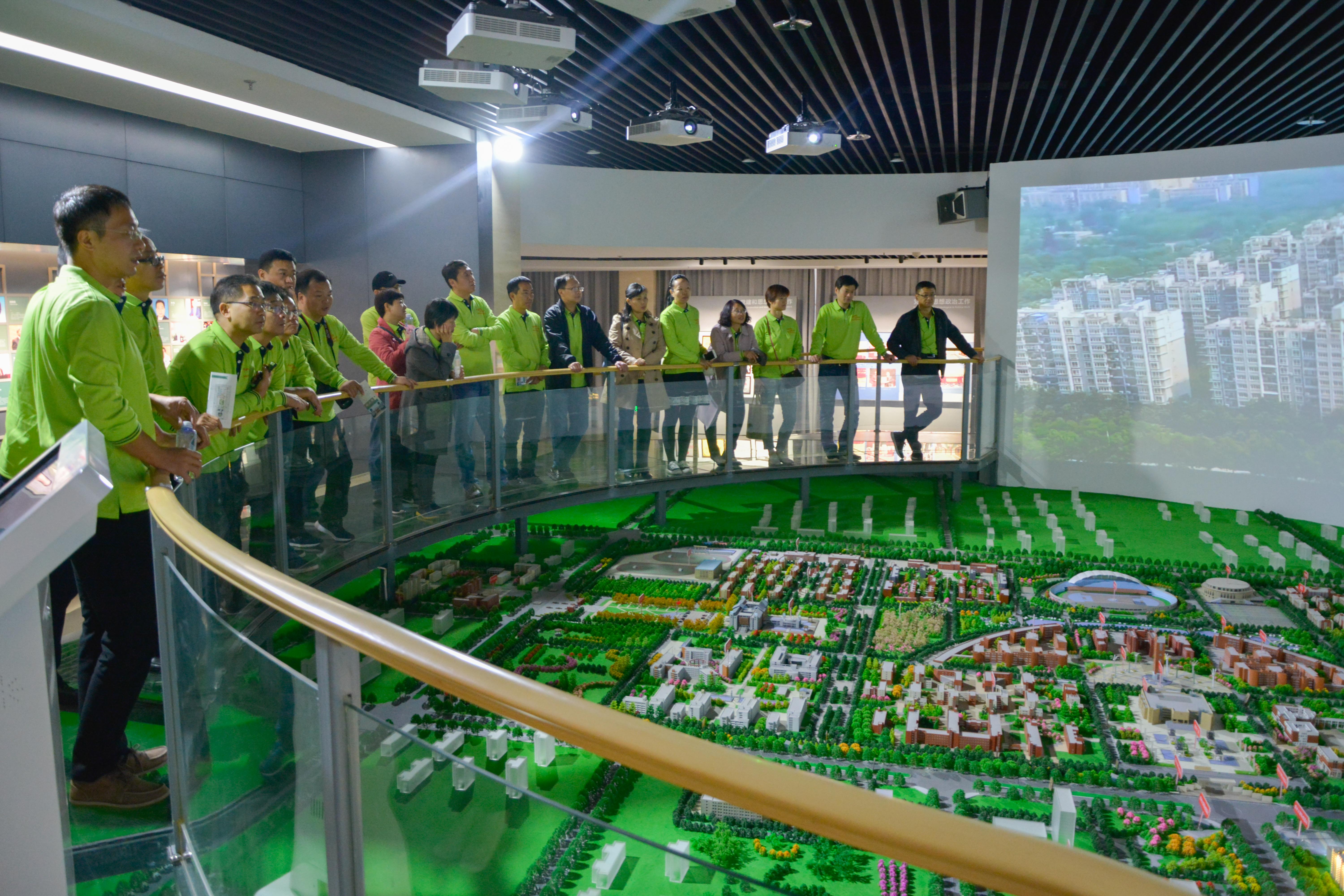 13-参观校史馆.jpg 13-参观校史馆.jpg