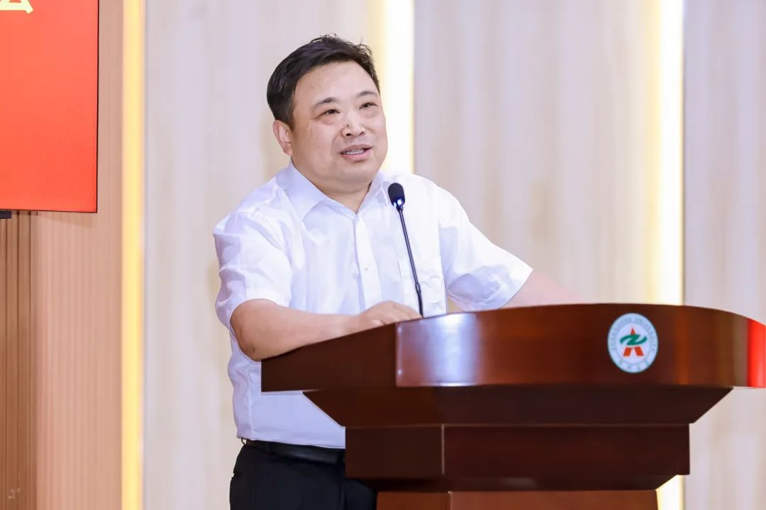 胡校长致辞.jpg