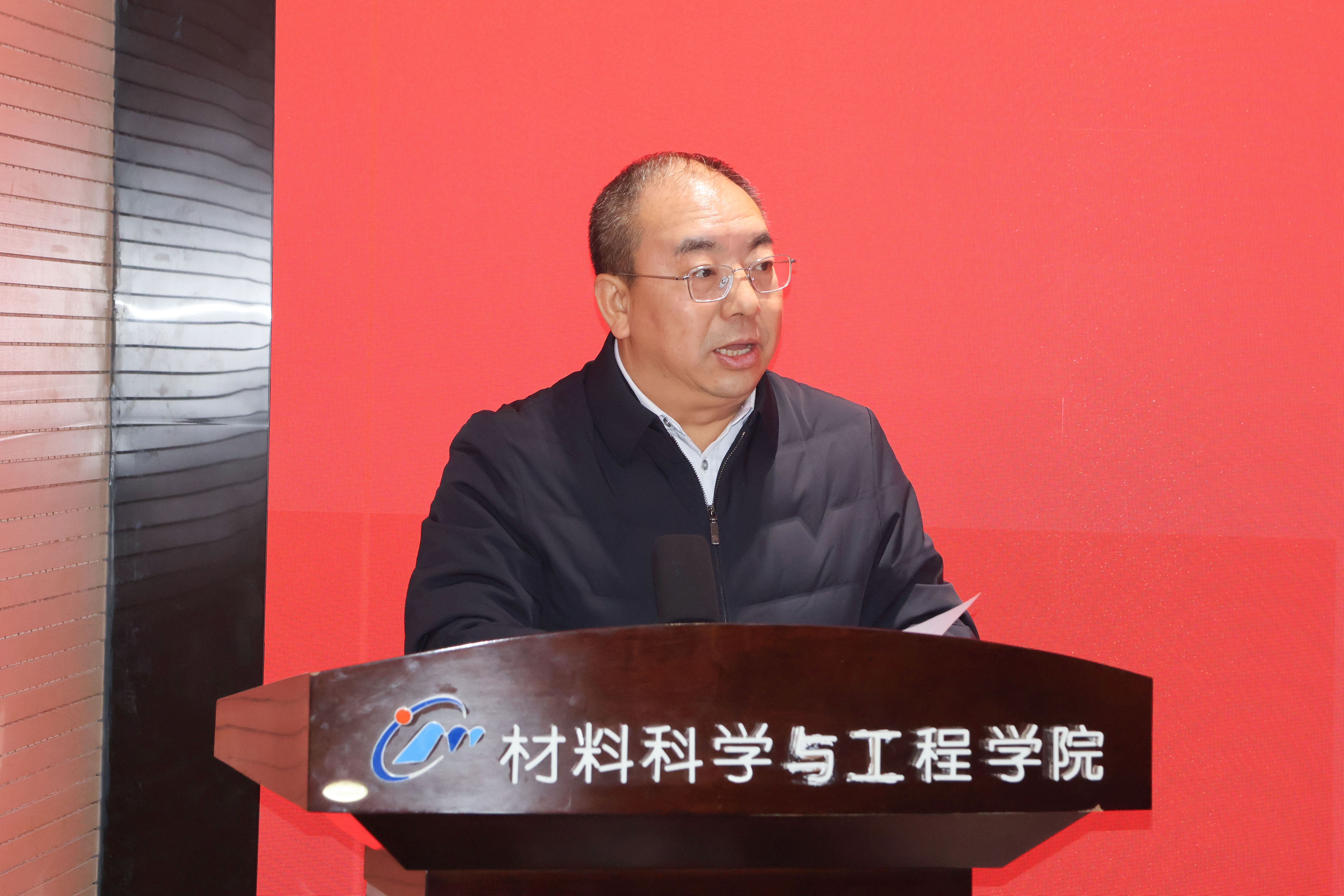 材料科学与工程学院党委书记+王瑞波主持_20260112102337A052.jpg 材料科学与工程学院党委书记+王瑞波主持_20260112102337A052.jpg